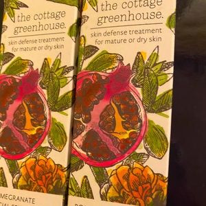 The cottage greenhouse pomegranate facial serum 🛁